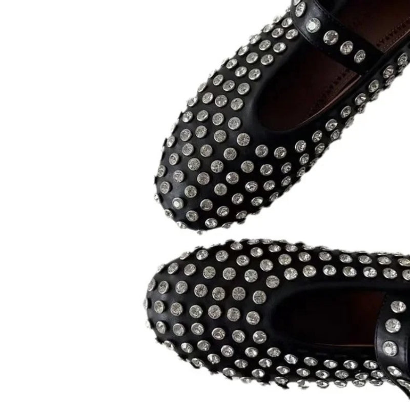 Ballerines Mary Jane audacieuses à bride lustrée et clous décoratifs