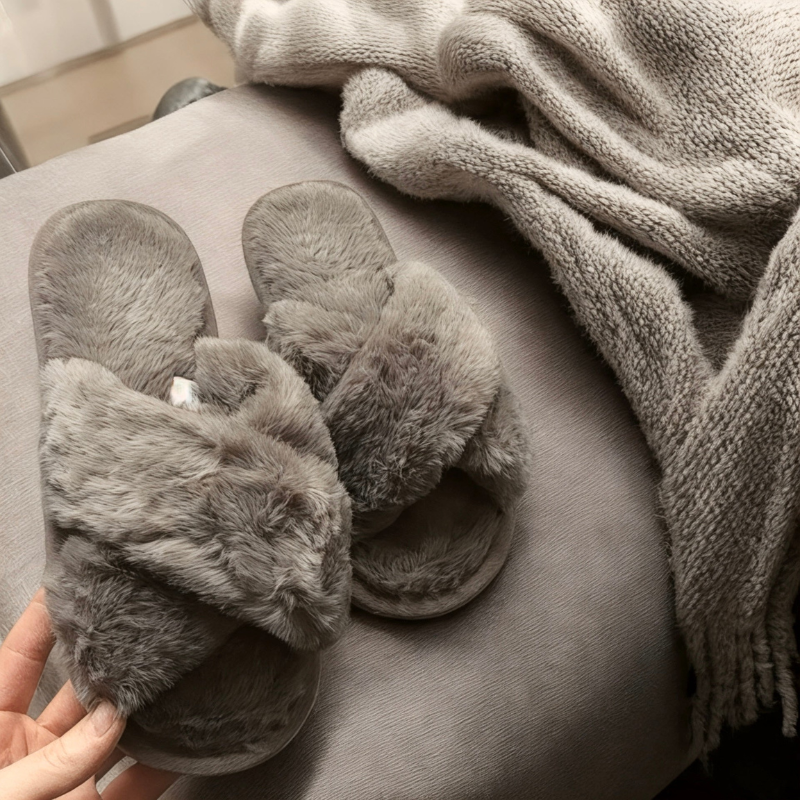 Chaussons femme à brides croisées ouverts à l’arrière