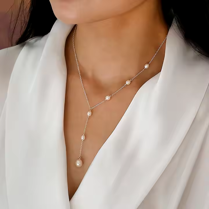 Collier avec touche nacrée, accessoire subtil et stylé