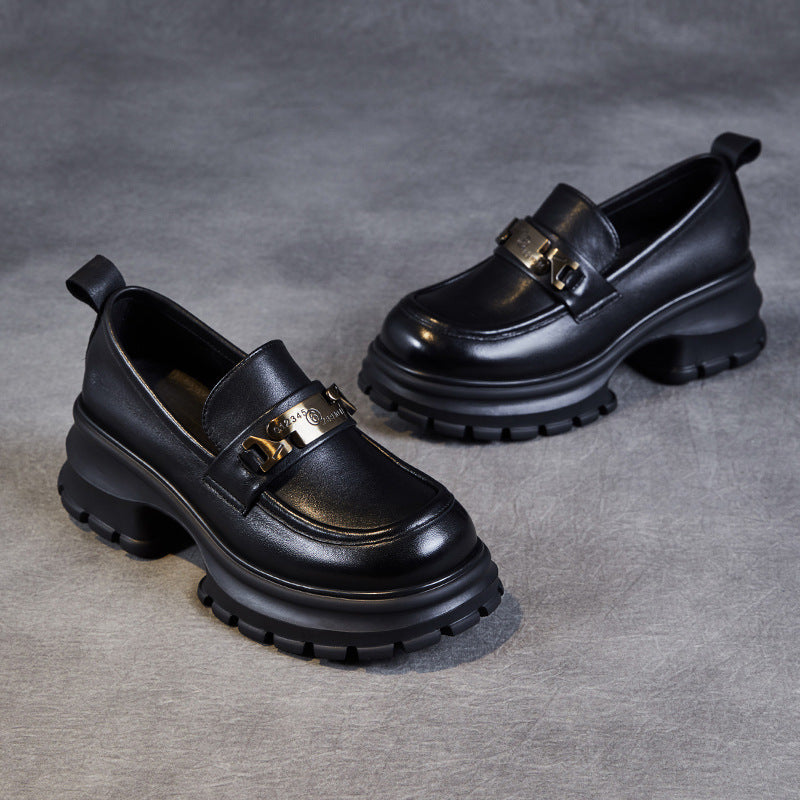 Mocassins femme à plateforme et chaîne moderne