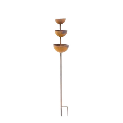 Bain d’oiseaux sur piquet de jardin en cuivre rustique