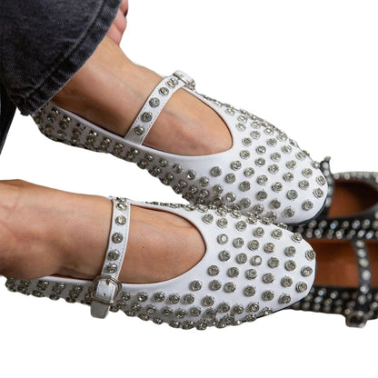 Ballerines Mary Jane audacieuses à bride lustrée et clous décoratifs