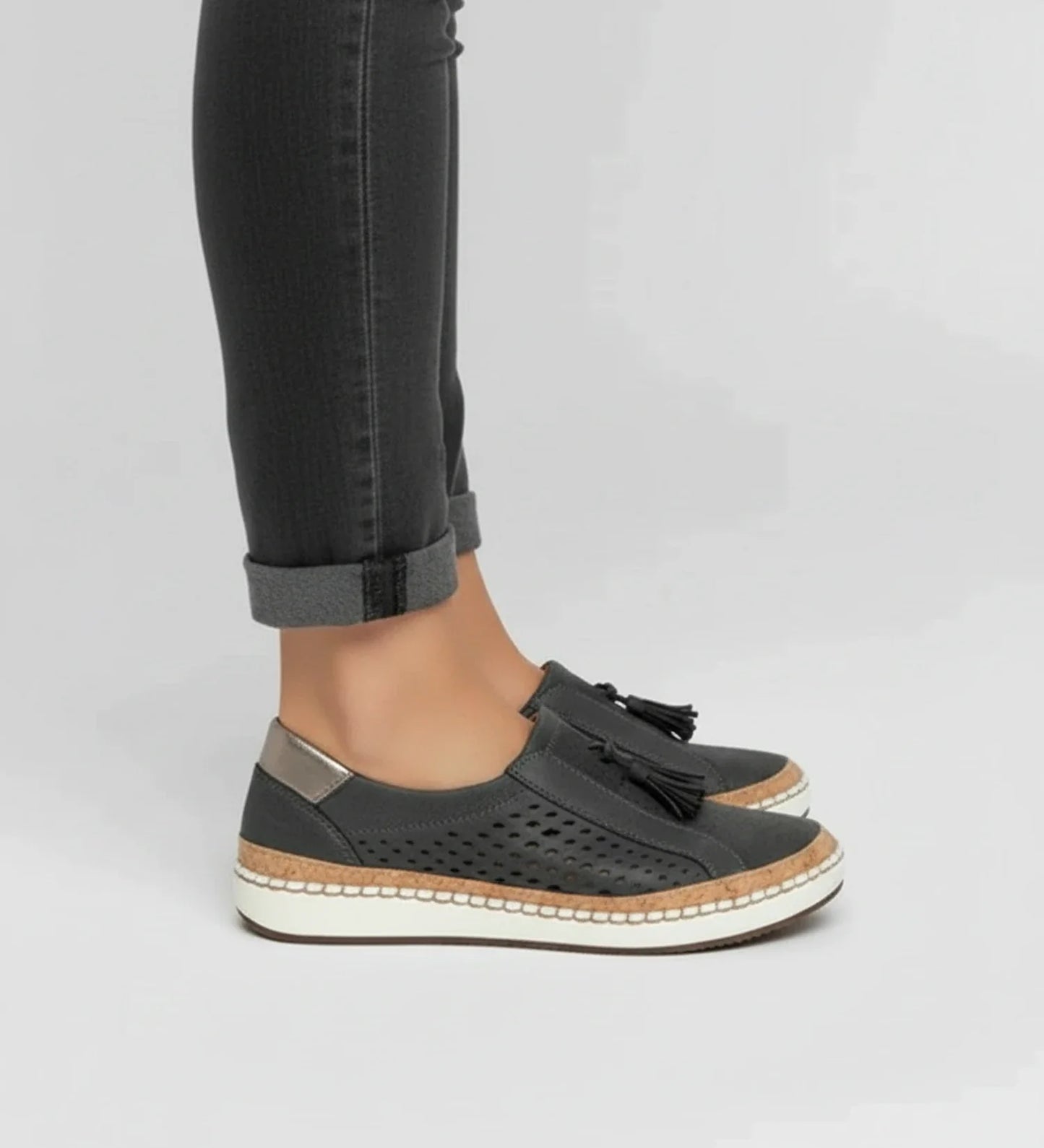 Baskets mocassin à enfiler perforées à glands femme