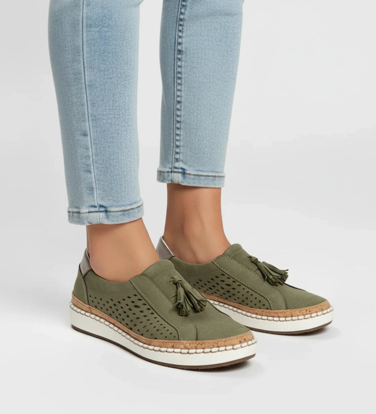 Baskets mocassin à enfiler perforées à glands femme