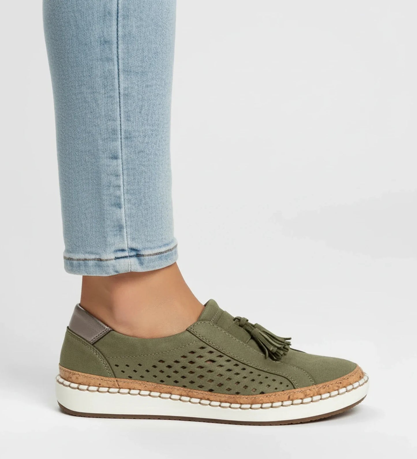 Baskets mocassin à enfiler perforées à glands femme