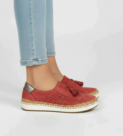 Baskets mocassin à enfiler perforées à glands femme