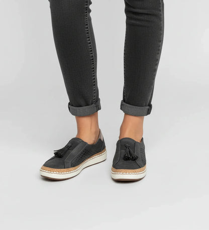 Baskets mocassin à enfiler perforées à glands femme