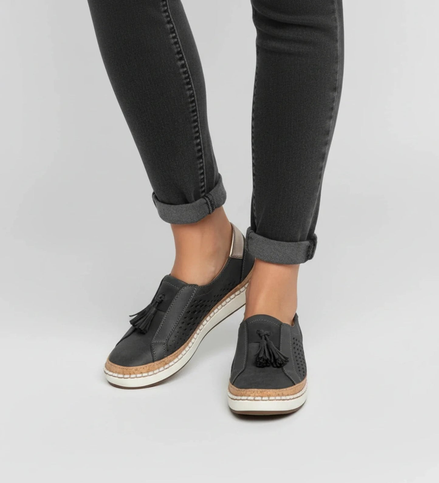 Baskets mocassin à enfiler perforées à glands femme