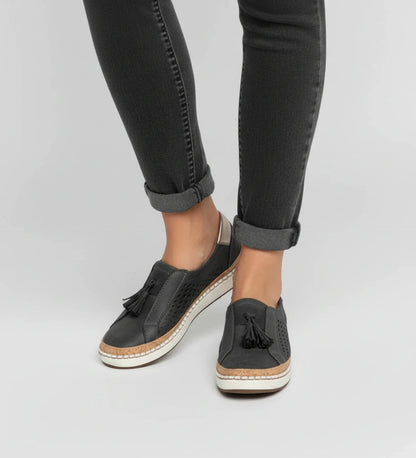 Baskets mocassin à enfiler perforées à glands femme