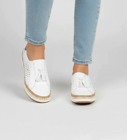 Baskets mocassin à enfiler perforées à glands femme
