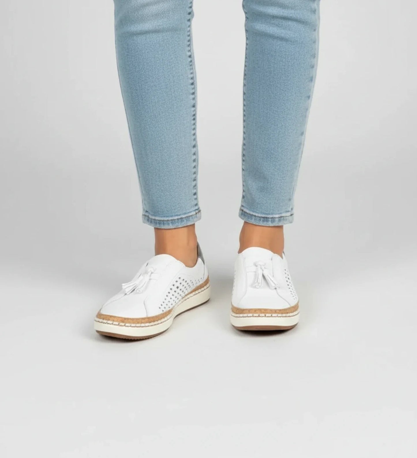 Baskets mocassin à enfiler perforées à glands femme