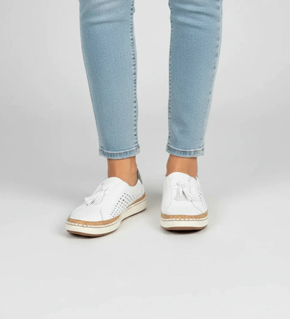 Baskets mocassin à enfiler perforées à glands femme