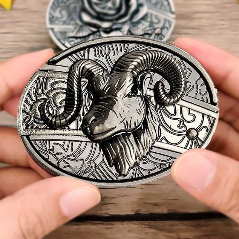 Boucle de ceinture ovale ornée d’un crâne de taureau avec couteau dissimulé