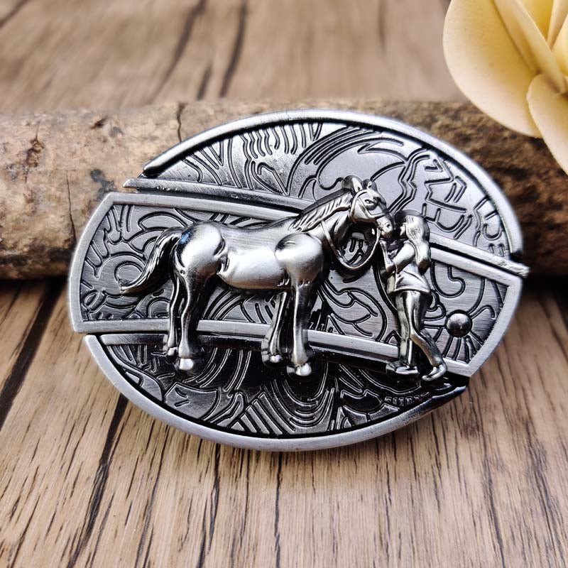 Boucle de ceinture ovale ornée d’un crâne de taureau avec couteau dissimulé