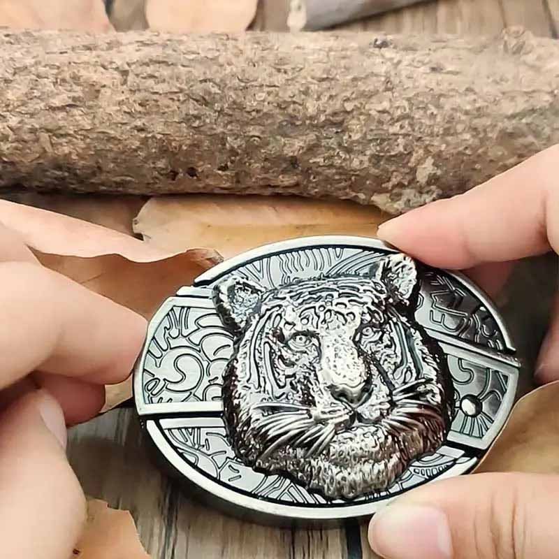 Boucle de ceinture ovale ornée d’un crâne de taureau avec couteau dissimulé