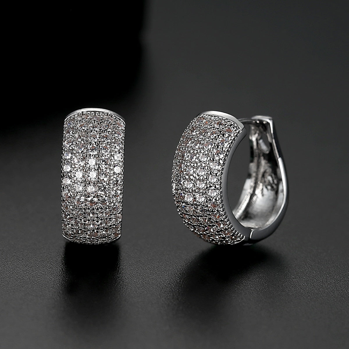 Boucles d’oreilles créoles pavées scintillantes