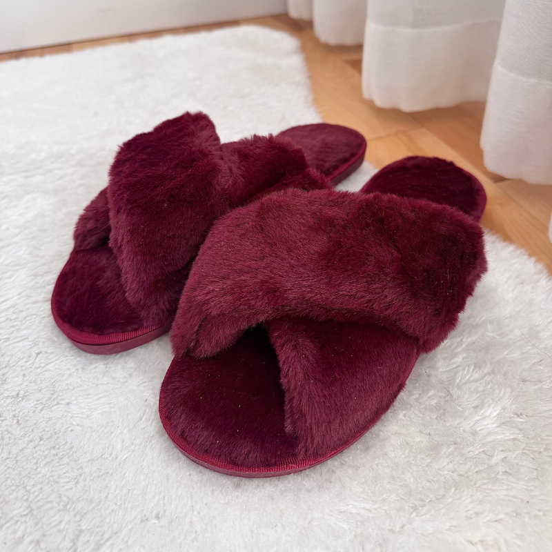 Chaussons femme à brides croisées ouverts à l’arrière