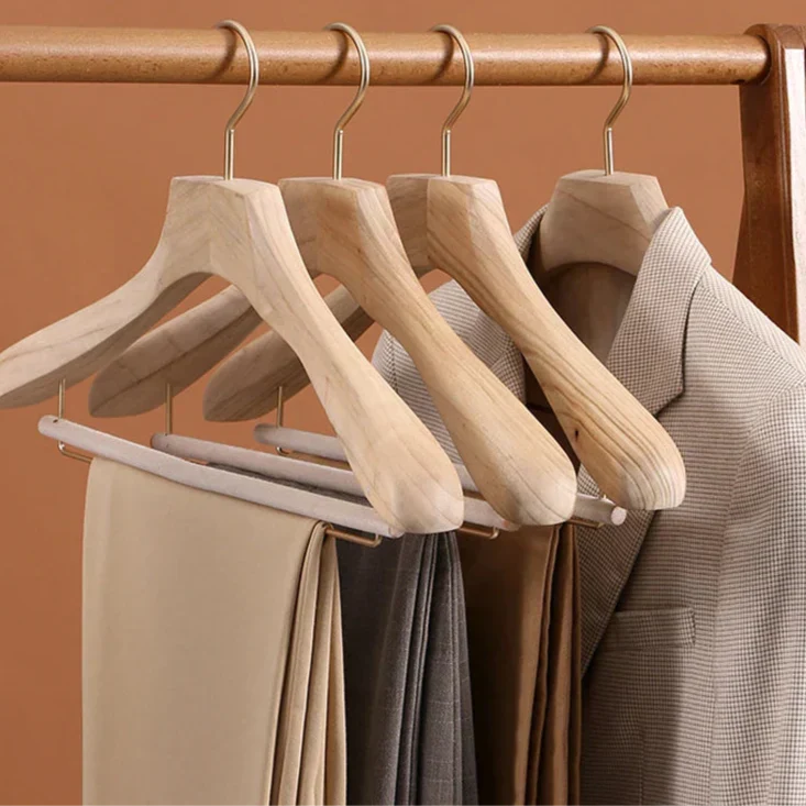 Cintres à épaules larges en bois de camphrier de qualité supérieure pour costumes et manteaux (lot de 2)