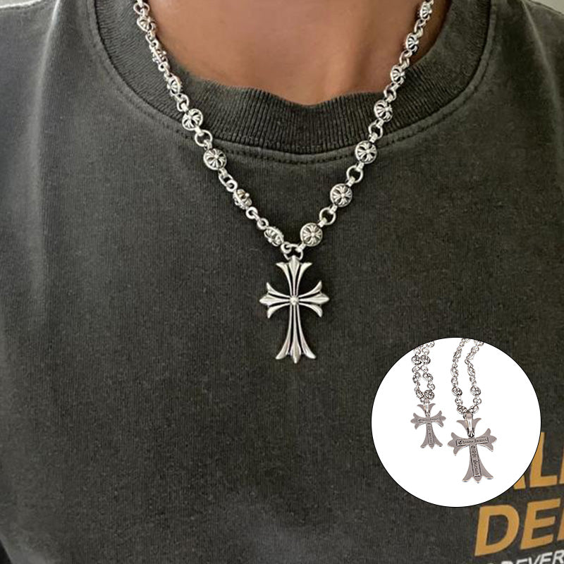 Collier avec pendentif croix ouvragé, finition argentée