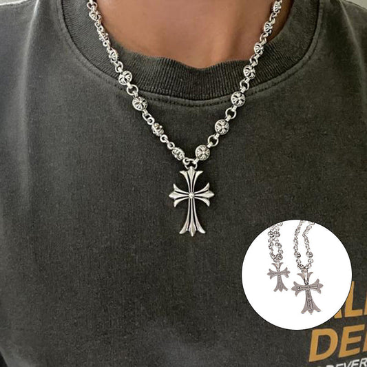 Collier avec pendentif croix ouvragé, finition argentée