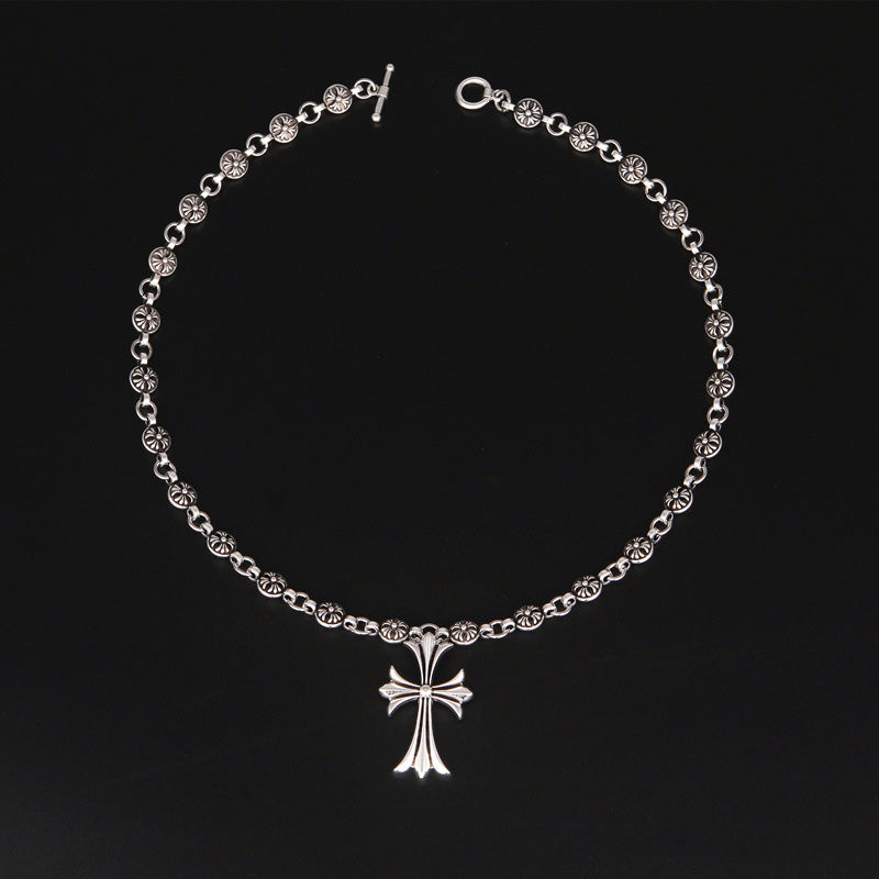 Collier avec pendentif croix ouvragé, finition argentée