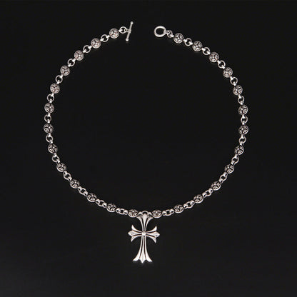 Collier avec pendentif croix ouvragé, finition argentée