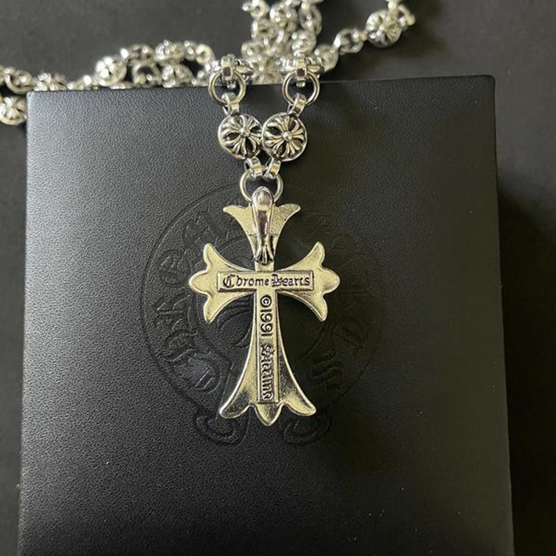 Collier avec pendentif croix ouvragé, finition argentée