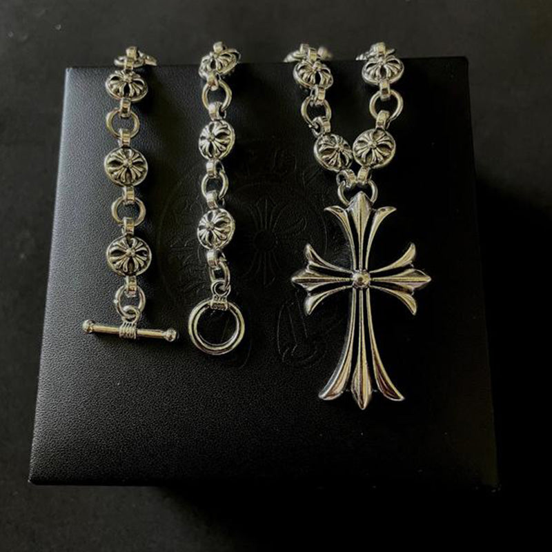 Collier avec pendentif croix ouvragé, finition argentée
