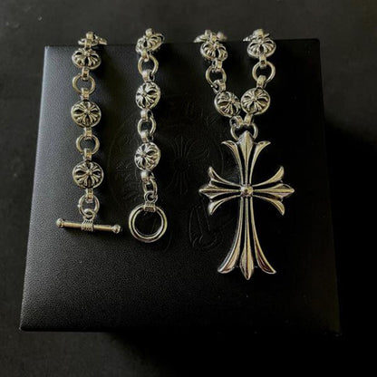 Collier avec pendentif croix ouvragé, finition argentée