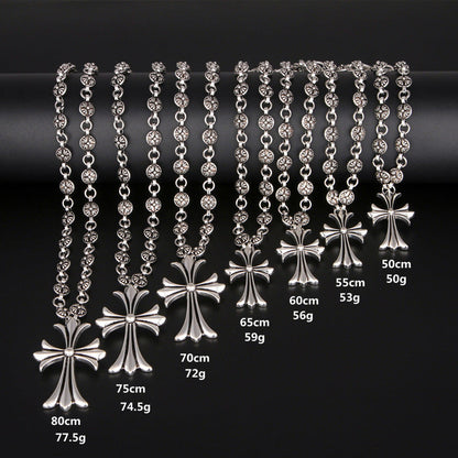Collier avec pendentif croix ouvragé, finition argentée