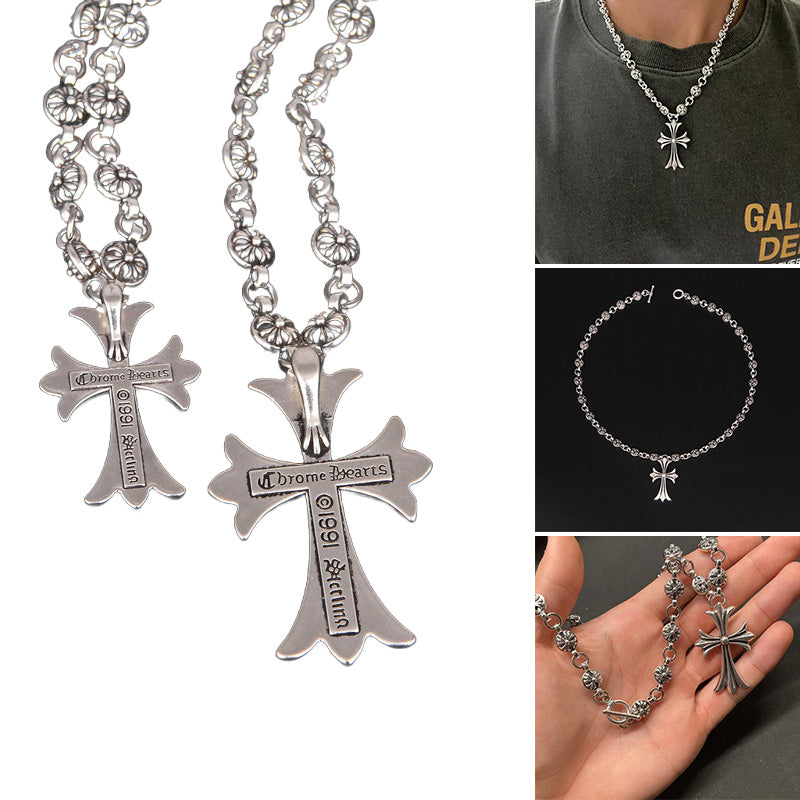 Collier avec pendentif croix ouvragé, finition argentée