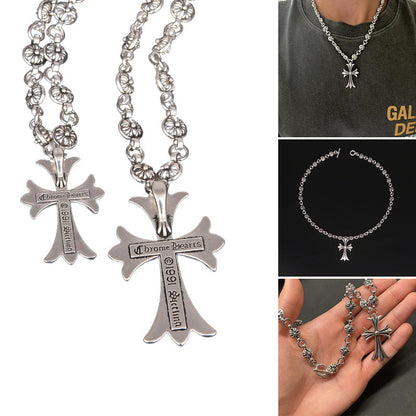 Collier avec pendentif croix ouvragé, finition argentée