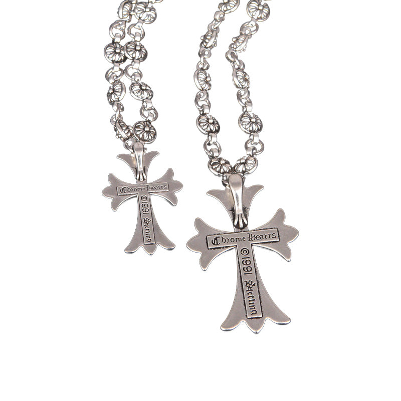 Collier avec pendentif croix ouvragé, finition argentée