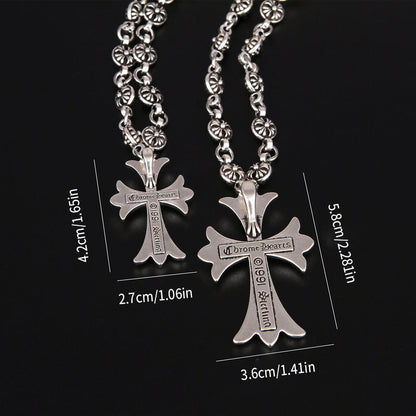 Collier avec pendentif croix ouvragé, finition argentée