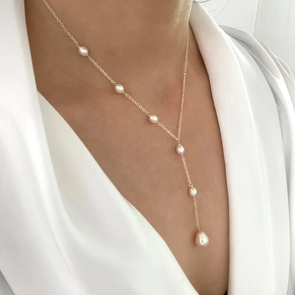 Collier avec touche nacrée, accessoire subtil et stylé