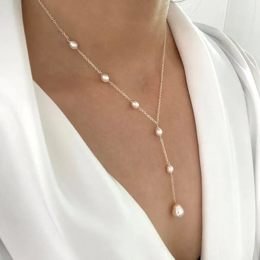 Collier avec touche nacrée, accessoire subtil et stylé