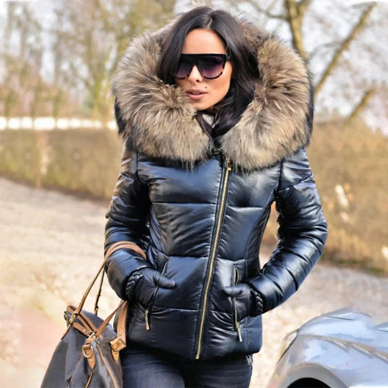 Doudoune femme à capuche bordée de fausse fourrure
