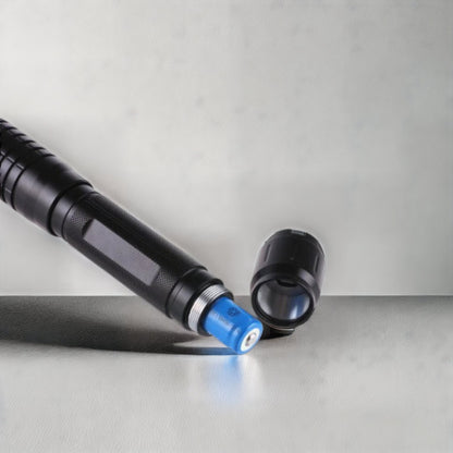 Lampe torche laser à faisceau bleu | sortie optique haute intensité 450 nm | portée tactique de 5 000 m+ | mise au point réglable, châssis en aluminium | capable d’allumage thermique
