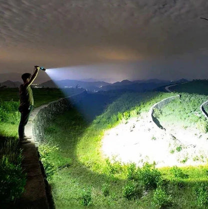 Lampe torche LED haute puissance rechargeable – 10 000 lumens pour le camping et les urgences