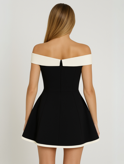 Mini-robe à épaules dénudées contrastée intemporelle