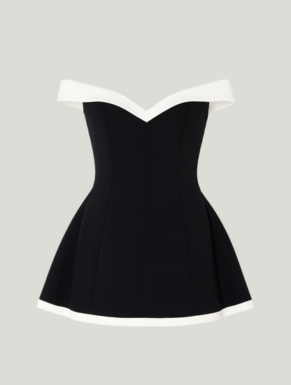 Mini-robe à épaules dénudées contrastée intemporelle