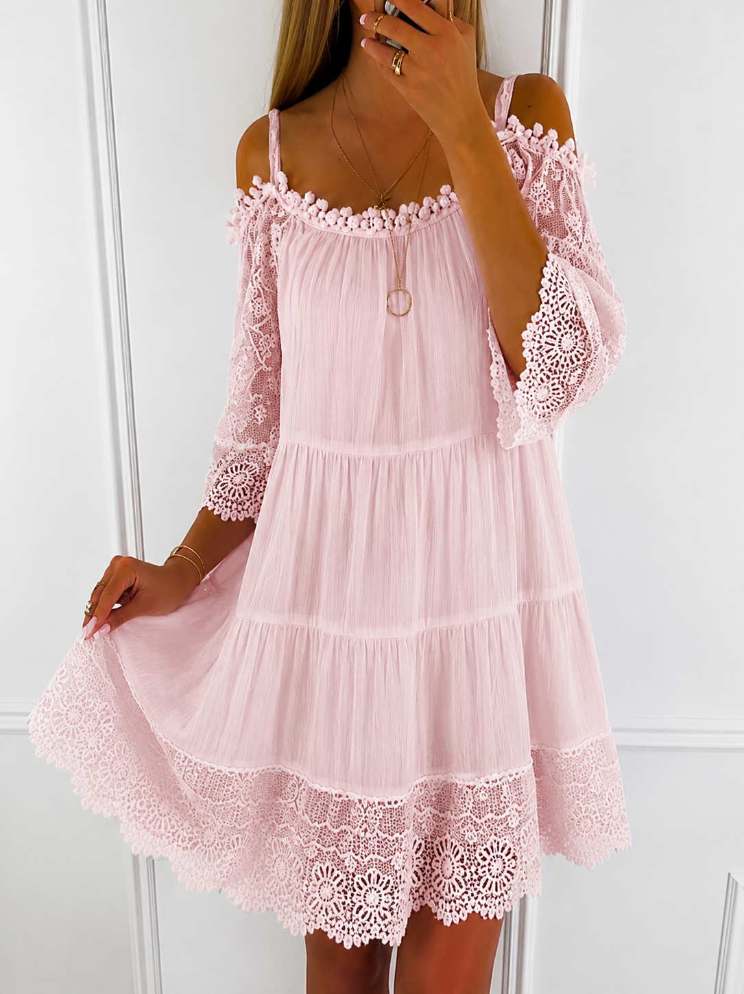 Mini-robe à épaules dénudées pour femme