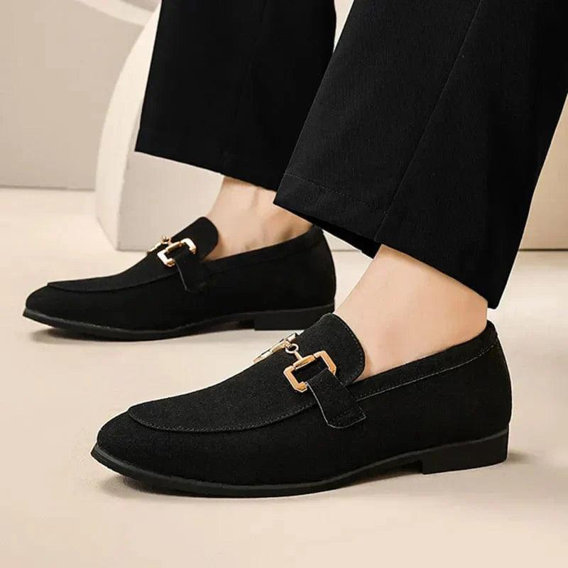 Mocassins en daim à boucle métallique pour l’automne