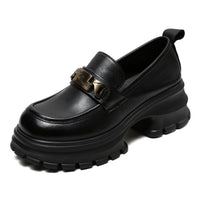 Mocassins femme à plateforme et chaîne moderne