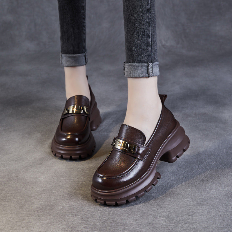 Mocassins femme à plateforme et chaîne moderne