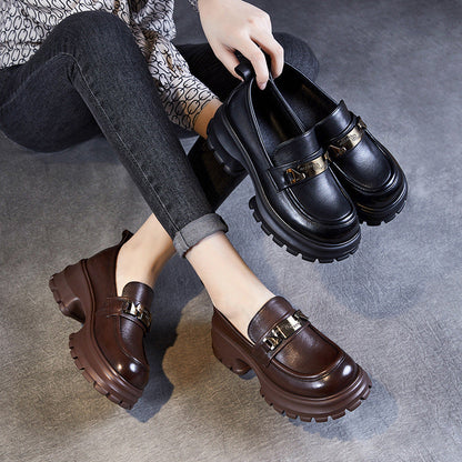 Mocassins femme à plateforme et chaîne moderne