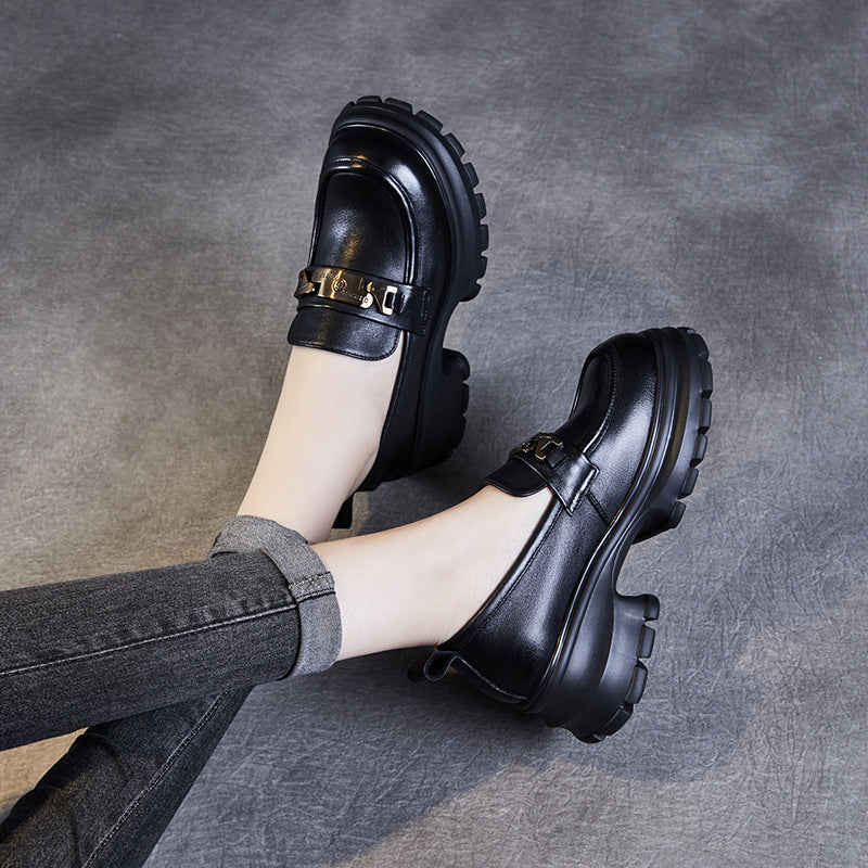 Mocassins femme à plateforme et chaîne moderne