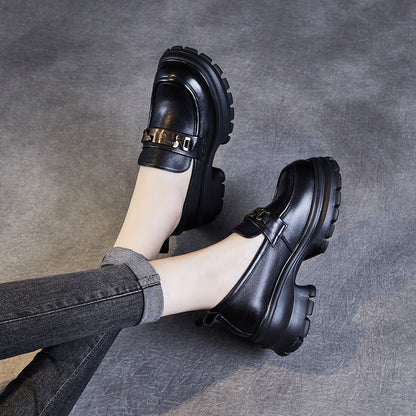 Mocassins femme à plateforme et chaîne moderne
