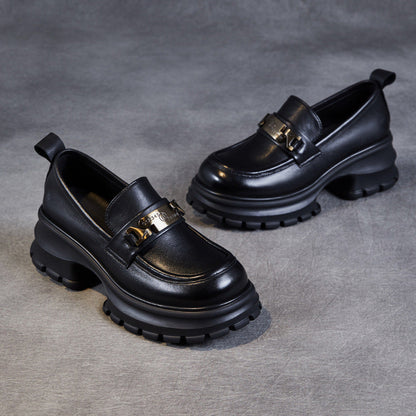 Mocassins femme à plateforme et chaîne moderne