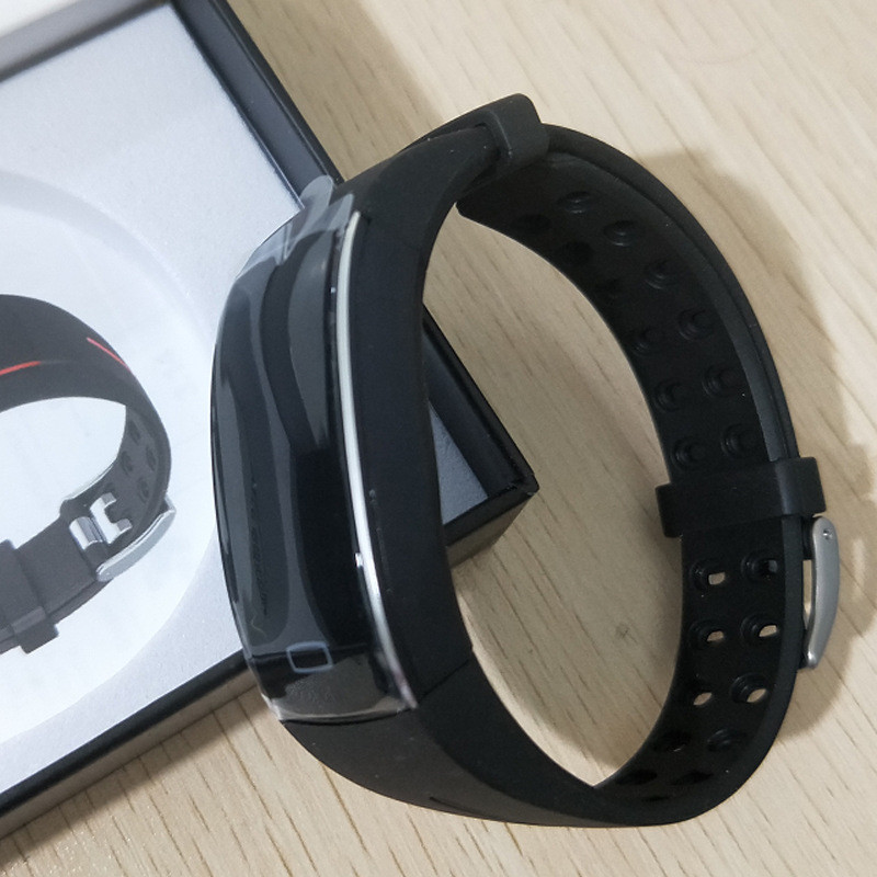 Montre connectée avec suivi de la tension artérielle et de la fréquence cardiaque